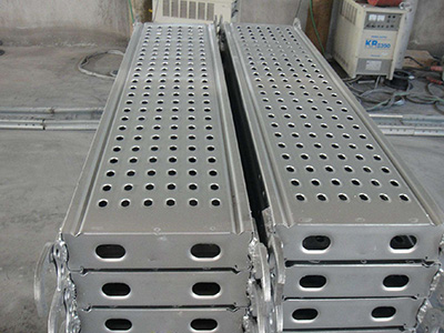 钢跳板设计的排水速度提升策略